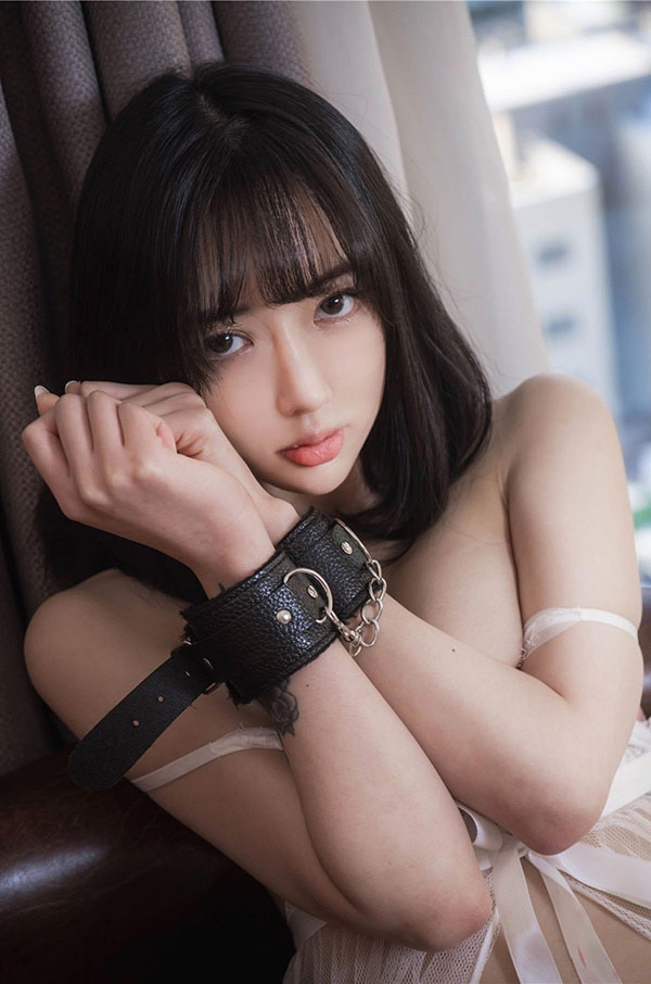 美丽小姐姐Jia白丝扣链居家调教尺度图